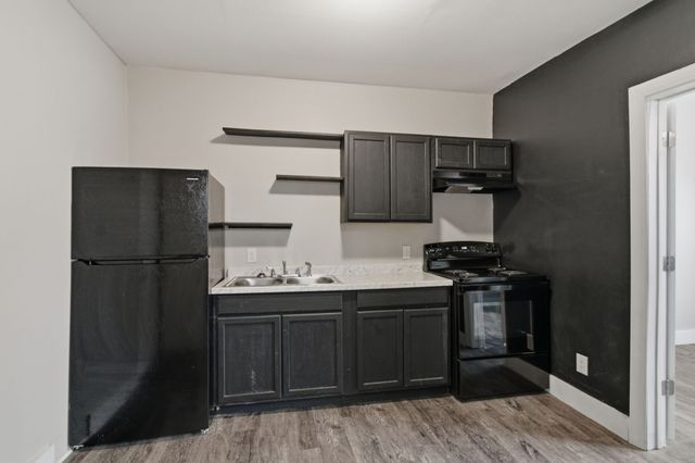 303 S Poplar St, Paris, TN 38242