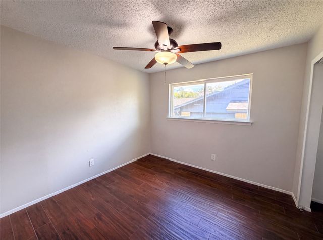 922 Meadowdale Circle, Garland, TX 75043