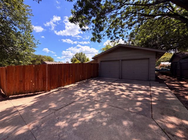 922 Meadowdale Circle, Garland, TX 75043