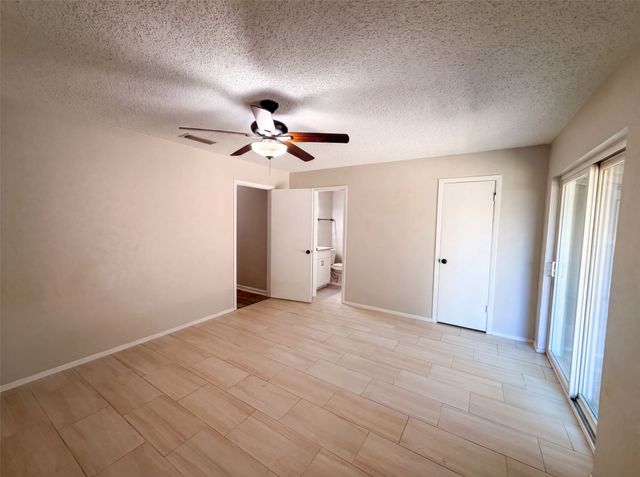 922 Meadowdale Circle, Garland, TX 75043