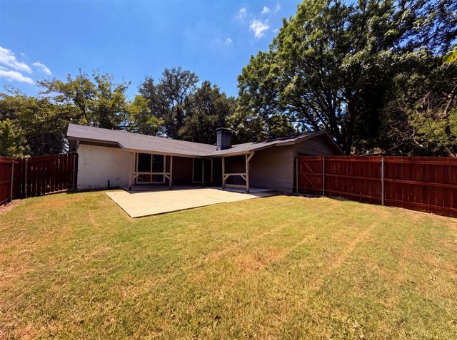 922 Meadowdale Circle, Garland, TX 75043