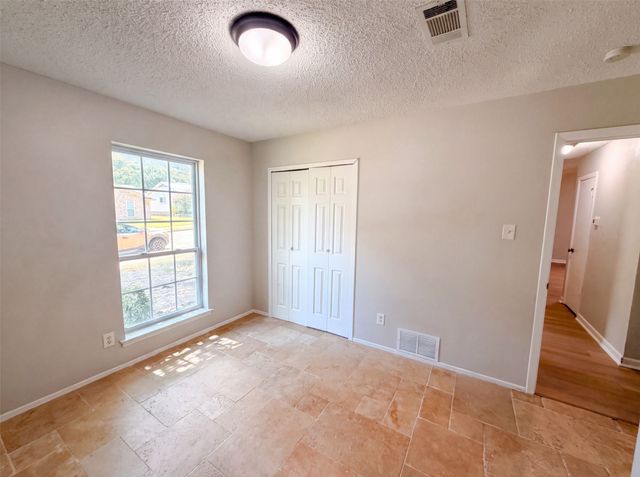 922 Meadowdale Circle, Garland, TX 75043