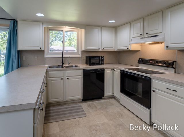 338 N 145th Avenue, Park Twp, MI 49424