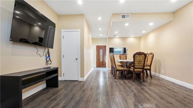 14256 Victory Boulevard 3, Van Nuys, CA 91401