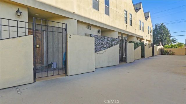 14256 Victory Boulevard 3, Van Nuys, CA 91401