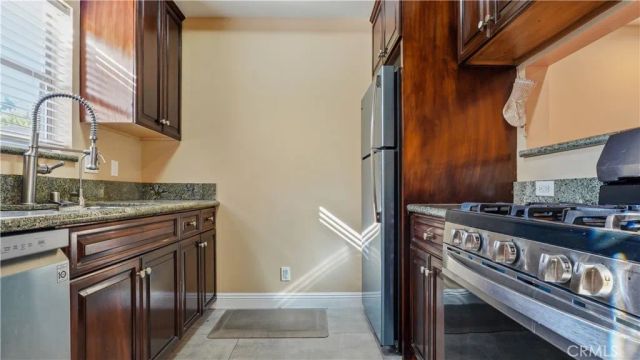 14256 Victory Boulevard 3, Van Nuys, CA 91401