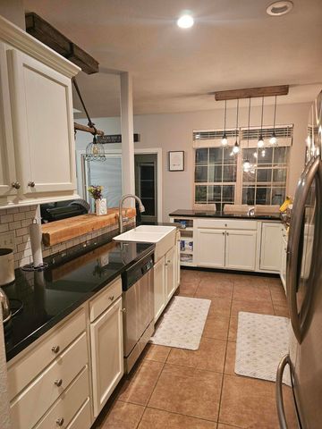 1756 E Charles Street, Republic, MO 65738