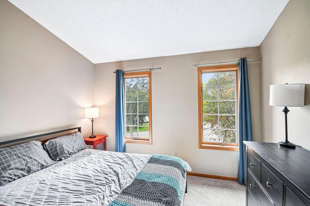 1075 Fallbrook Lane, Woodbury, MN 55125