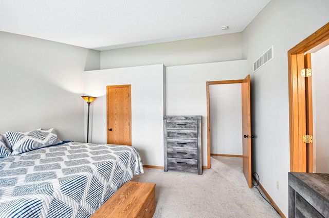 1075 Fallbrook Lane, Woodbury, MN 55125