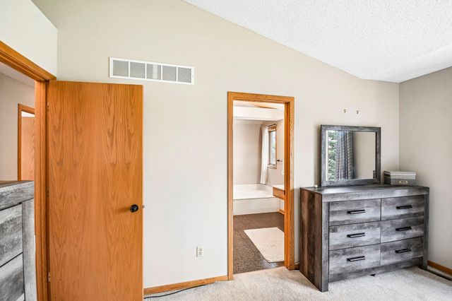 1075 Fallbrook Lane, Woodbury, MN 55125