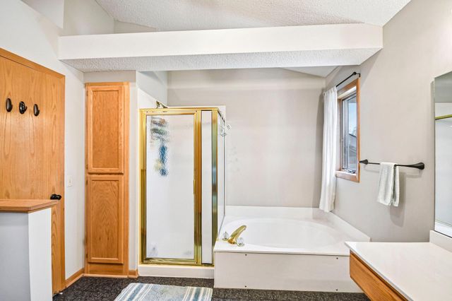 1075 Fallbrook Lane, Woodbury, MN 55125