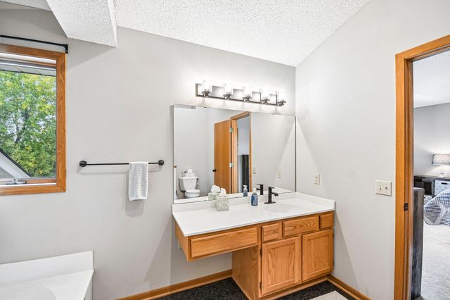 1075 Fallbrook Lane, Woodbury, MN 55125