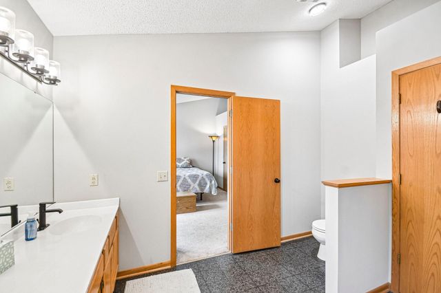 1075 Fallbrook Lane, Woodbury, MN 55125