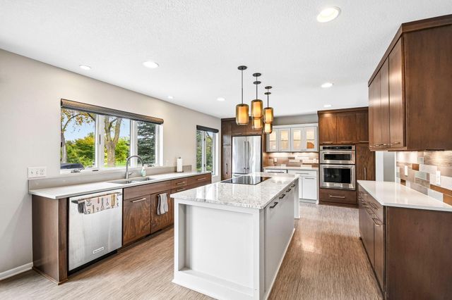 1075 Fallbrook Lane, Woodbury, MN 55125