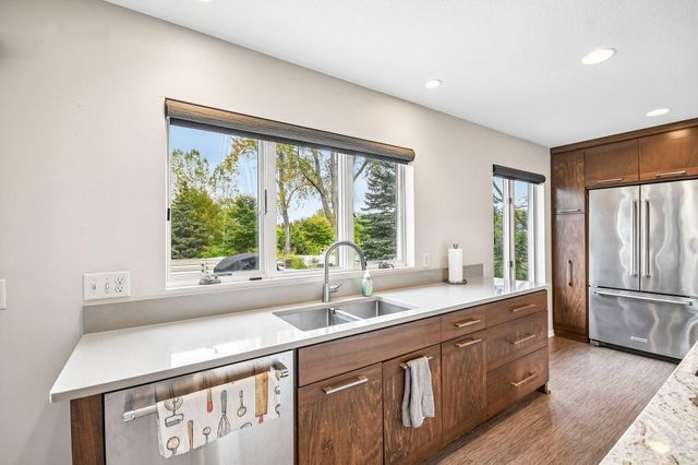 1075 Fallbrook Lane, Woodbury, MN 55125