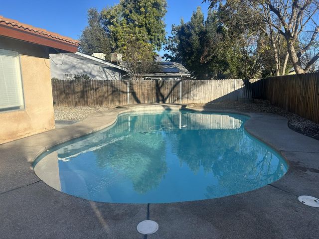 555 W Ashcroft Avenue, Clovis, CA 93612