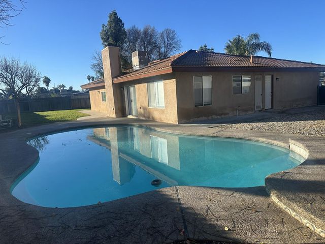 555 W Ashcroft Avenue, Clovis, CA 93612