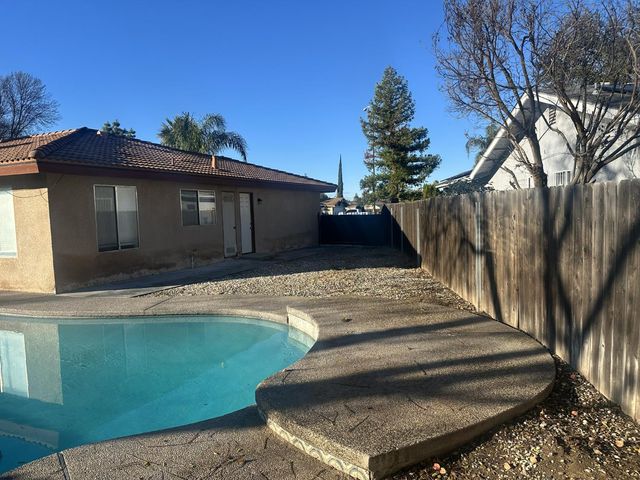 555 W Ashcroft Avenue, Clovis, CA 93612