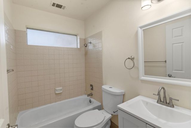 555 W Ashcroft Avenue, Clovis, CA 93612