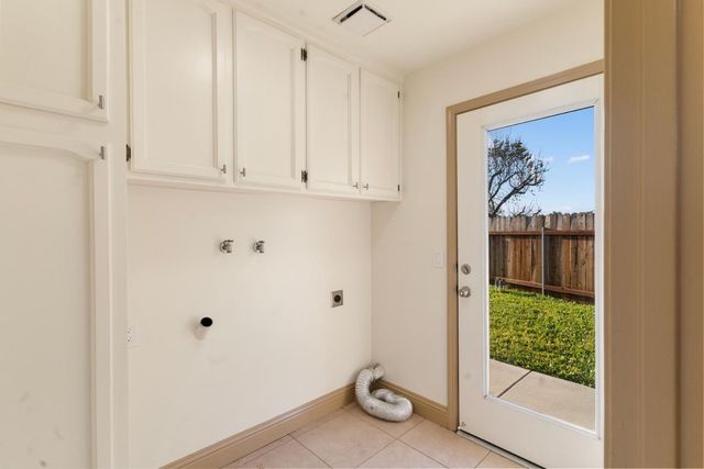 555 W Ashcroft Avenue, Clovis, CA 93612