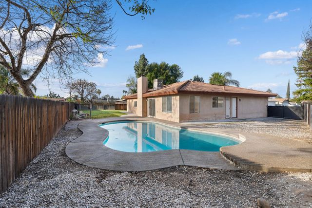 555 W Ashcroft Avenue, Clovis, CA 93612