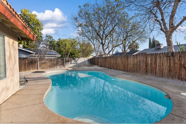 555 W Ashcroft Avenue, Clovis, CA 93612