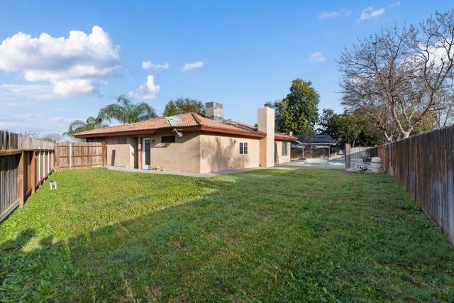 555 W Ashcroft Avenue, Clovis, CA 93612