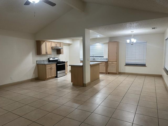 555 W Ashcroft Avenue, Clovis, CA 93612