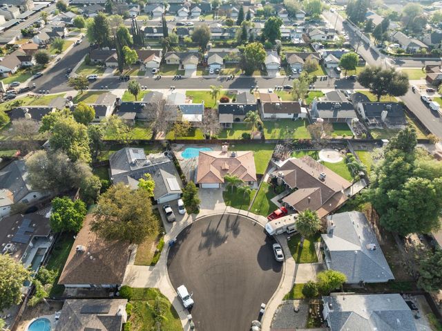 555 W Ashcroft Avenue, Clovis, CA 93612