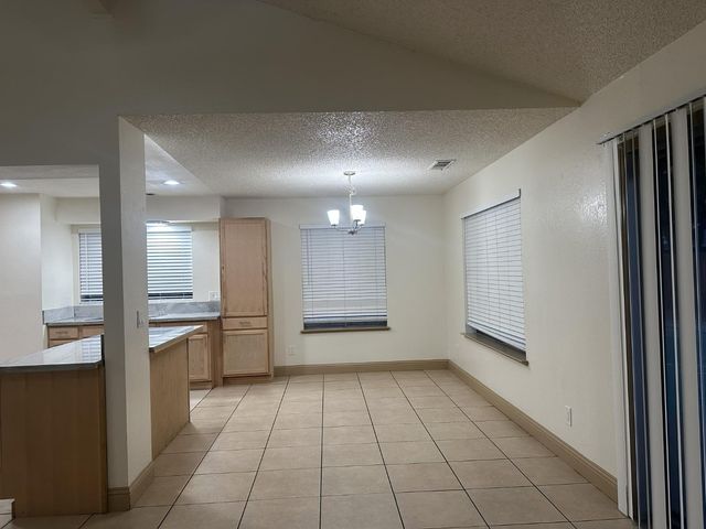 555 W Ashcroft Avenue, Clovis, CA 93612