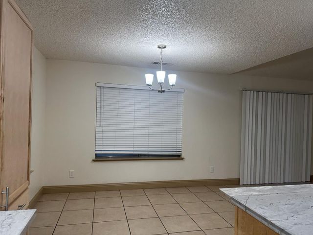 555 W Ashcroft Avenue, Clovis, CA 93612