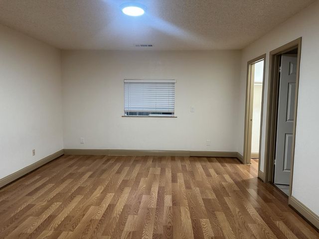 555 W Ashcroft Avenue, Clovis, CA 93612