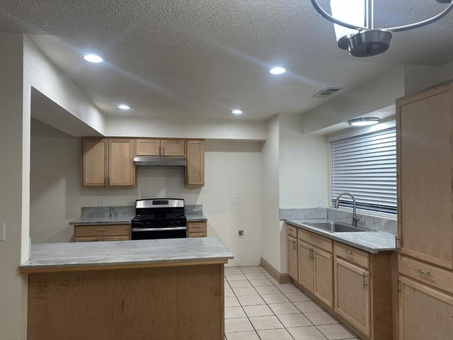 555 W Ashcroft Avenue, Clovis, CA 93612