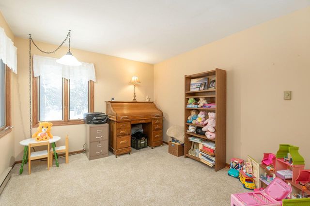 W304N2426 Maple AVENUE, Pewaukee, WI 53072