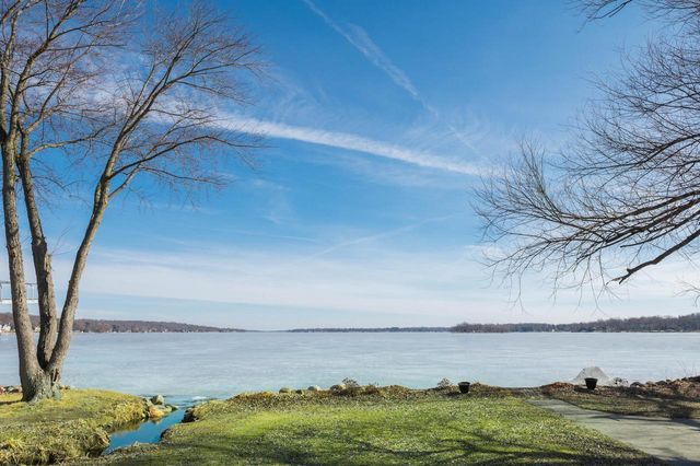 W304N2426 Maple AVENUE, Pewaukee, WI 53072