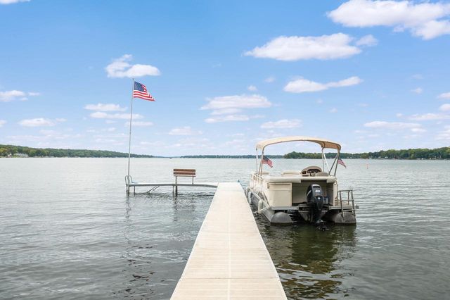 W304N2426 Maple AVENUE, Pewaukee, WI 53072