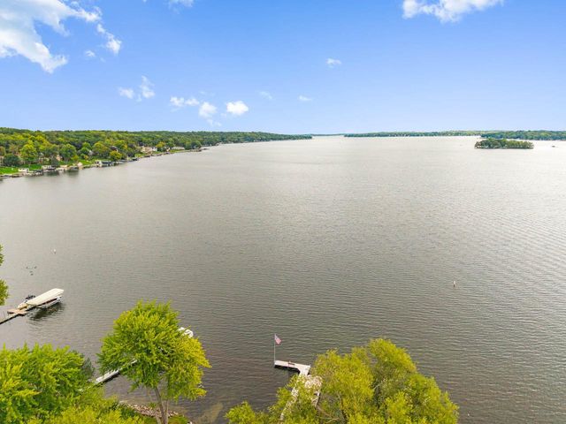 W304N2426 Maple AVENUE, Pewaukee, WI 53072