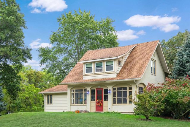 W304N2426 Maple AVENUE, Pewaukee, WI 53072