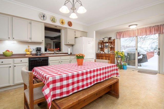 W304N2426 Maple AVENUE, Pewaukee, WI 53072