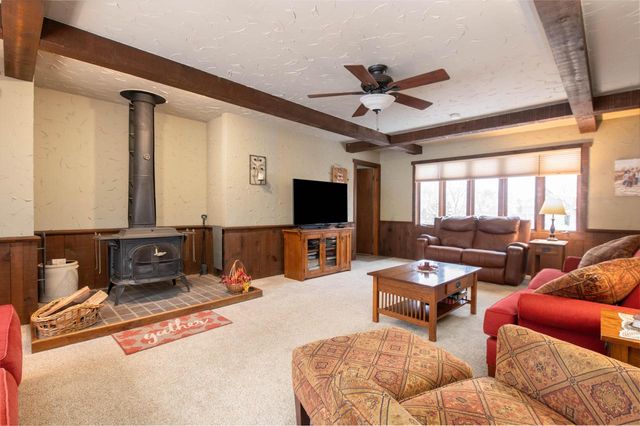 W304N2426 Maple AVENUE, Pewaukee, WI 53072