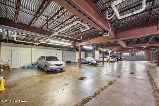 8505 Atrium Dr 103, Louisville, KY 40220