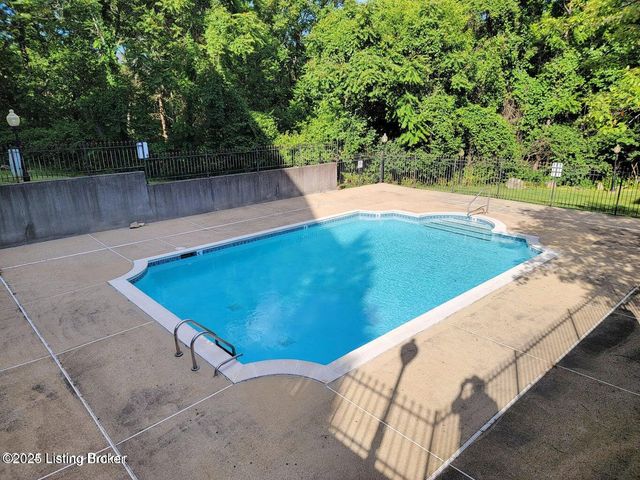 8505 Atrium Dr 103, Louisville, KY 40220