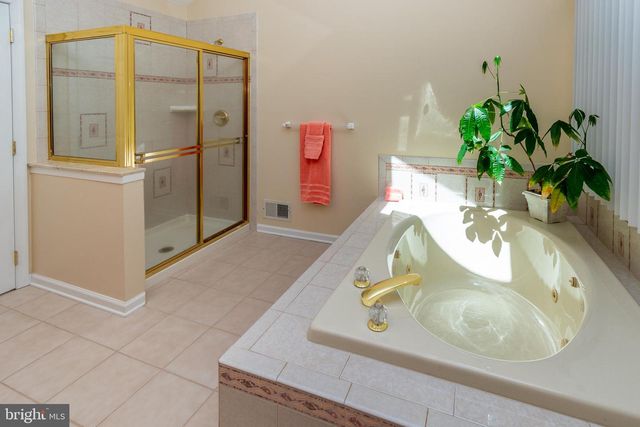 1 SYLVIA WAY, Robbinsville, NJ 08691