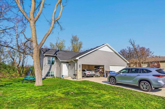 819-823 Thompson Drive, Oregon, WI 53575