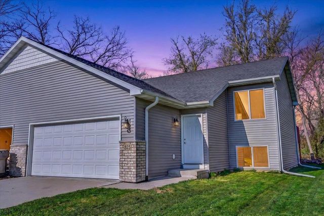 819-823 Thompson Drive, Oregon, WI 53575