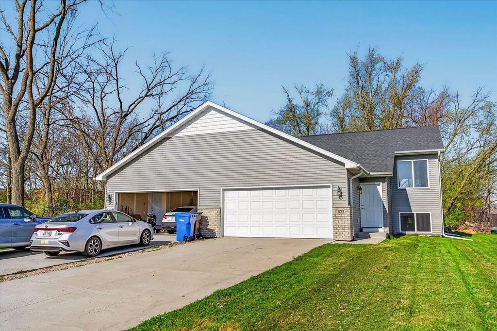 819-823 Thompson Drive, Oregon, WI 53575