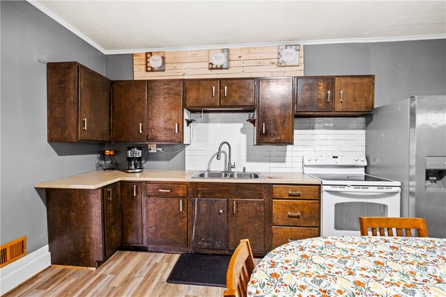 6 W Market St, Burgettstown Boro, PA 15021