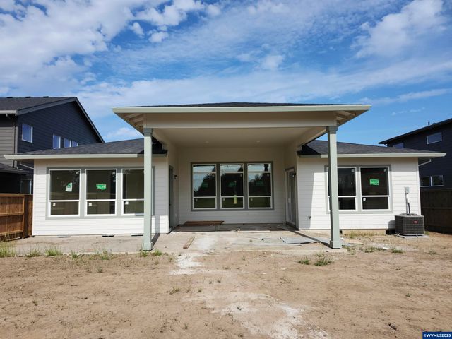 657 Magnolia Av, Woodburn, OR 97071