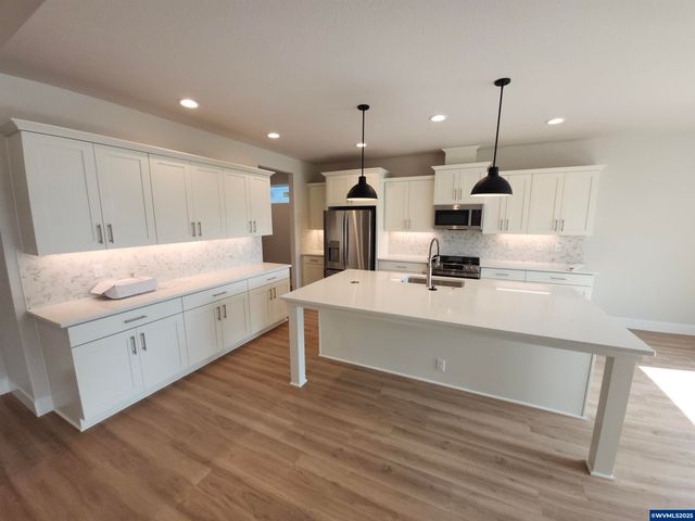 657 Magnolia Av, Woodburn, OR 97071