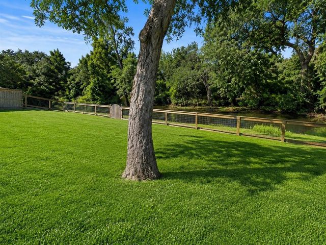 202 Creekside Lane, Lake Jackson, TX 77566